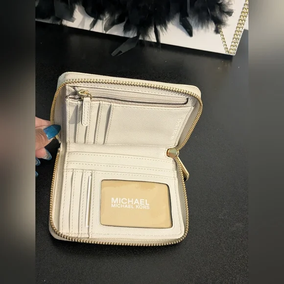 Michael Kors NWOT Signature Jet Set Leather Zip Around Multi Functional Wallet - Picture 2 of 9